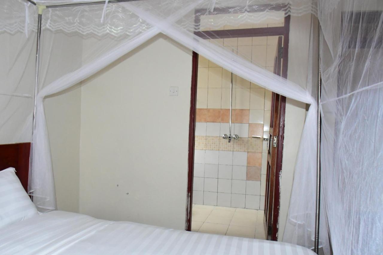 Golden Cherries Guest House Jinja Esterno foto