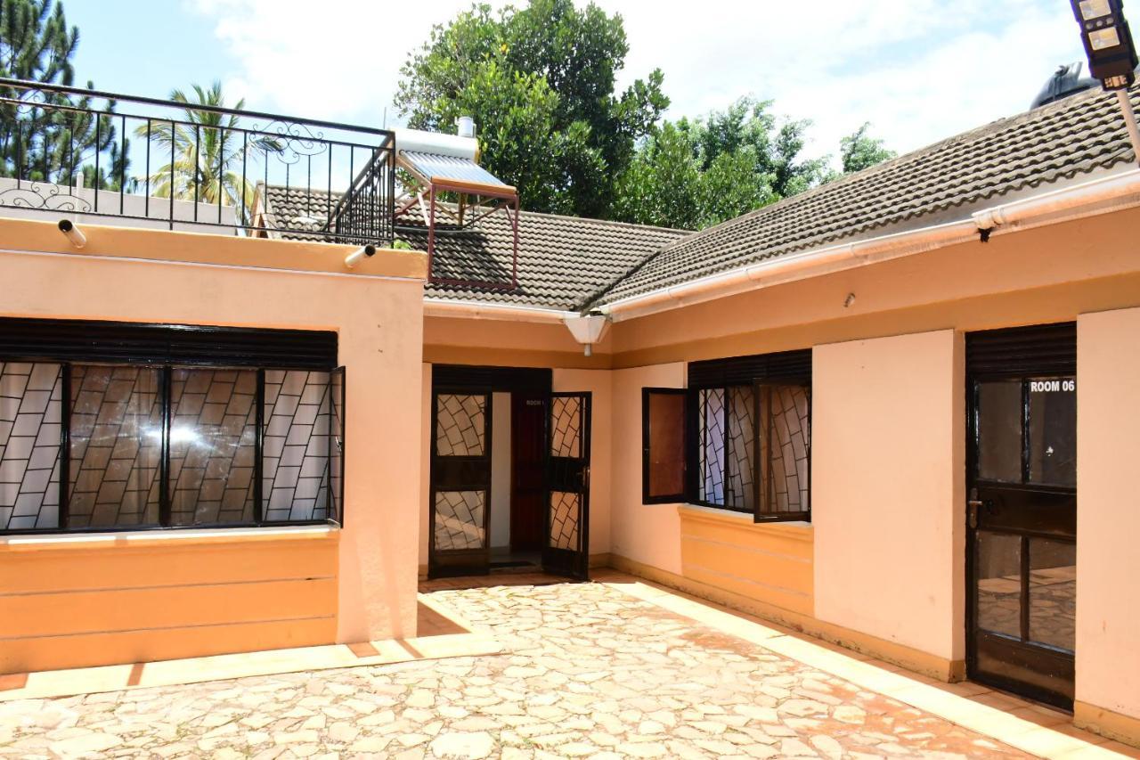 Golden Cherries Guest House Jinja Esterno foto