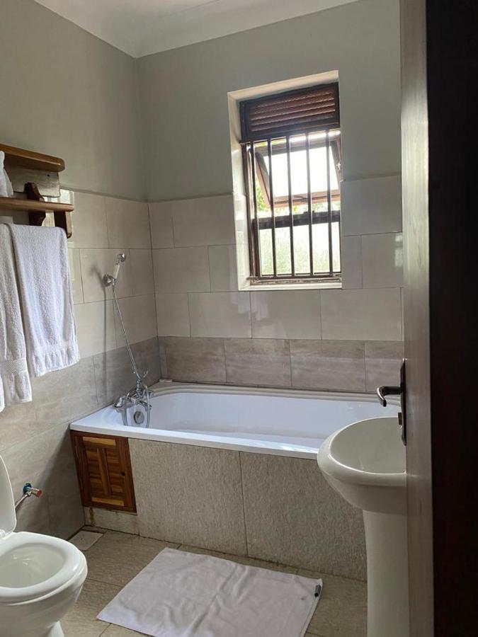 Golden Cherries Guest House Jinja Esterno foto