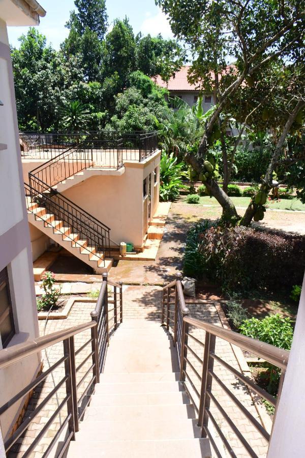 Golden Cherries Guest House Jinja Esterno foto